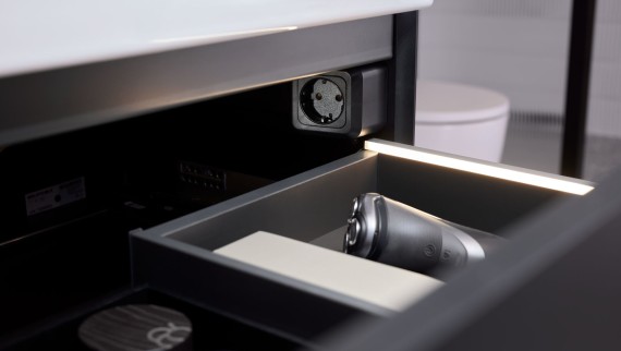 Sahtel Geberit ONE valgusribade ja ühendatava pistikupesa elemendiga Sahtel Geberit ONE valgusribade ja ühendatava pistikupesa elemendiga