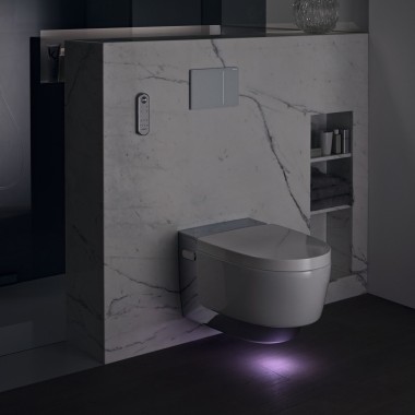 Geberit AquaClean Mera Comfort kroom orientatsioonitulega (© Geberit)