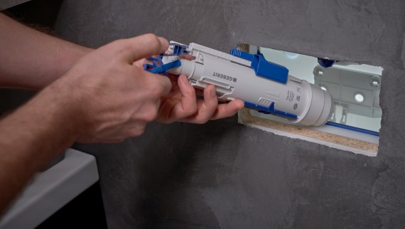 Mees paigaldab ettevõtte Geberit loputusklappi varjatud loputuskasti (© Ben Huggler) Mees paigaldab ettevõtte Geberit loputusklappi varjatud loputuskasti (© Ben Huggler)