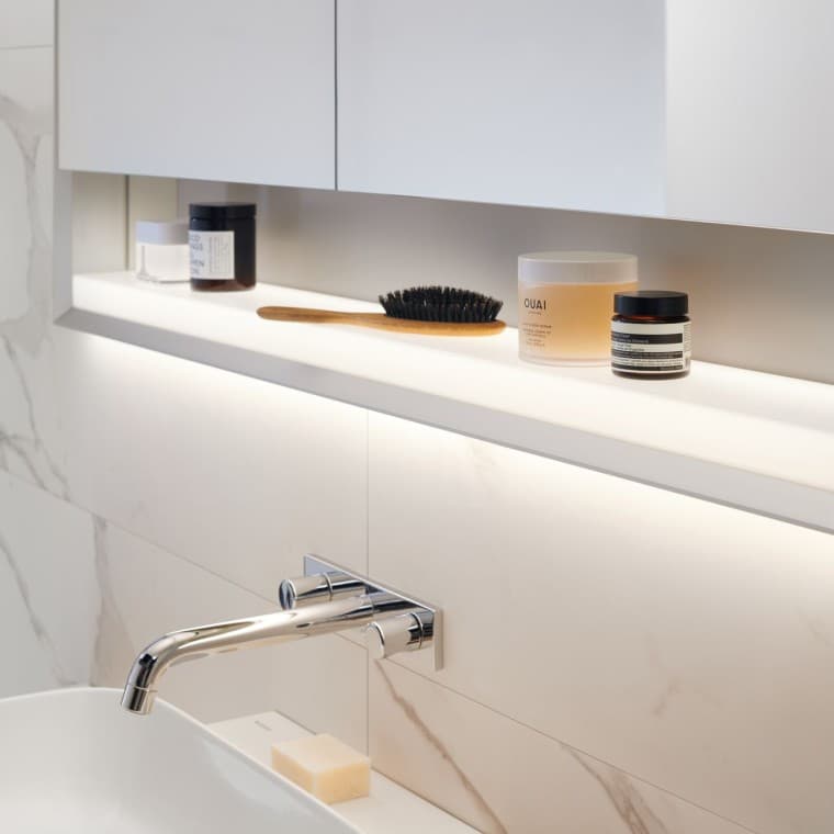 Valgustatud nišš Geberit ONE'i peegelkapis Valgustatud nišš Geberit ONE'i peegelkapis