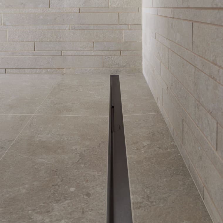 Vesi jookseb ära elegantse roostevabast terasest profiili kaudu. Vesi jookseb ära elegantse roostevabast terasest profiili kaudu.