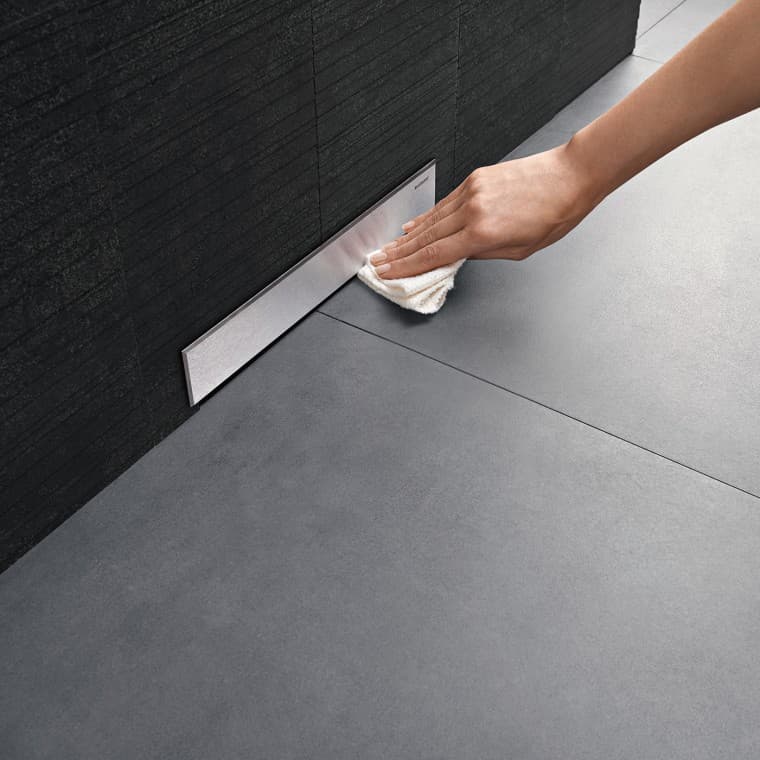 Geberit'i seinaäravoolu paneeli puhastav käsi Geberit'i seinaäravoolu paneeli puhastav käsi