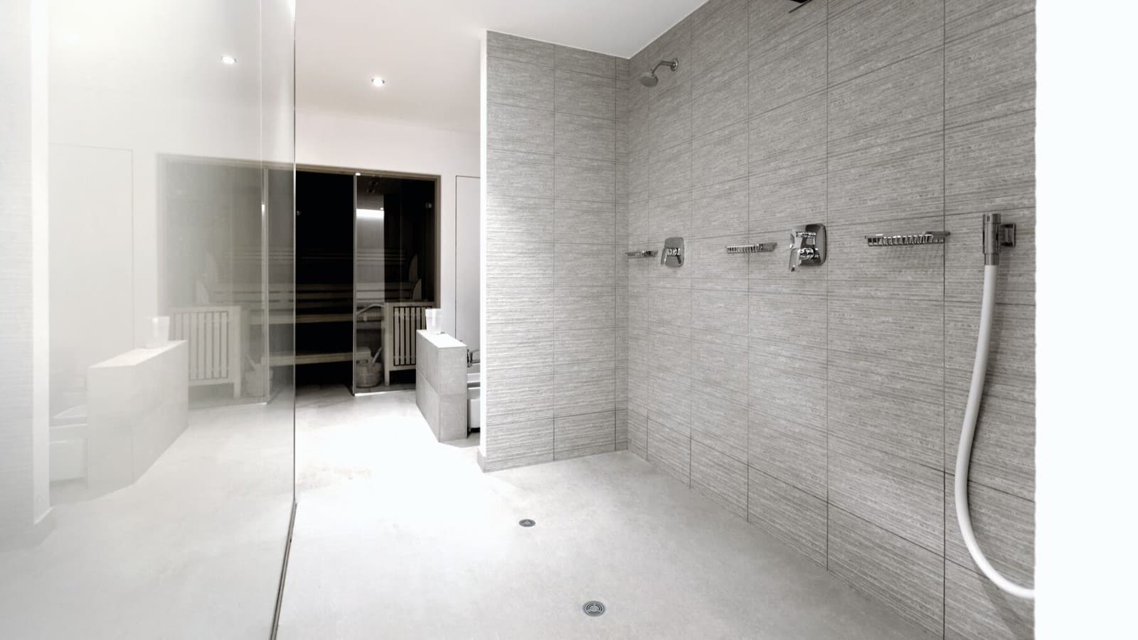 Poolavalik sanitaarruum Geberit'i duši põrandaäravooluga vinüülkattega põrandas Poolavalik sanitaarruum Geberit'i duši põrandaäravooluga vinüülkattega põrandas