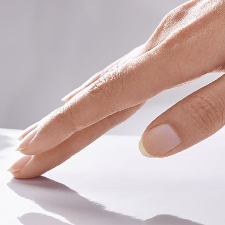 Käsi silitab keraamilist pinda Käsi silitab keraamilist pinda