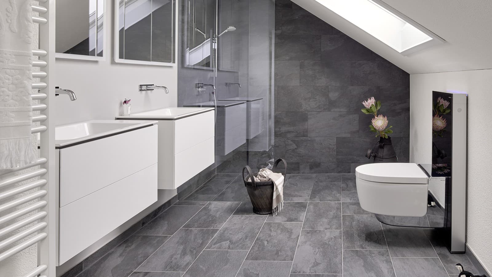 Kaldus lae ja Geberit ONE vannitoasarja toodetega vannituba ja Geberit AquaClean koos tootega Monolith Kaldus lae ja Geberit ONE vannitoasarja toodetega vannituba ja Geberit AquaClean koos tootega Monolith