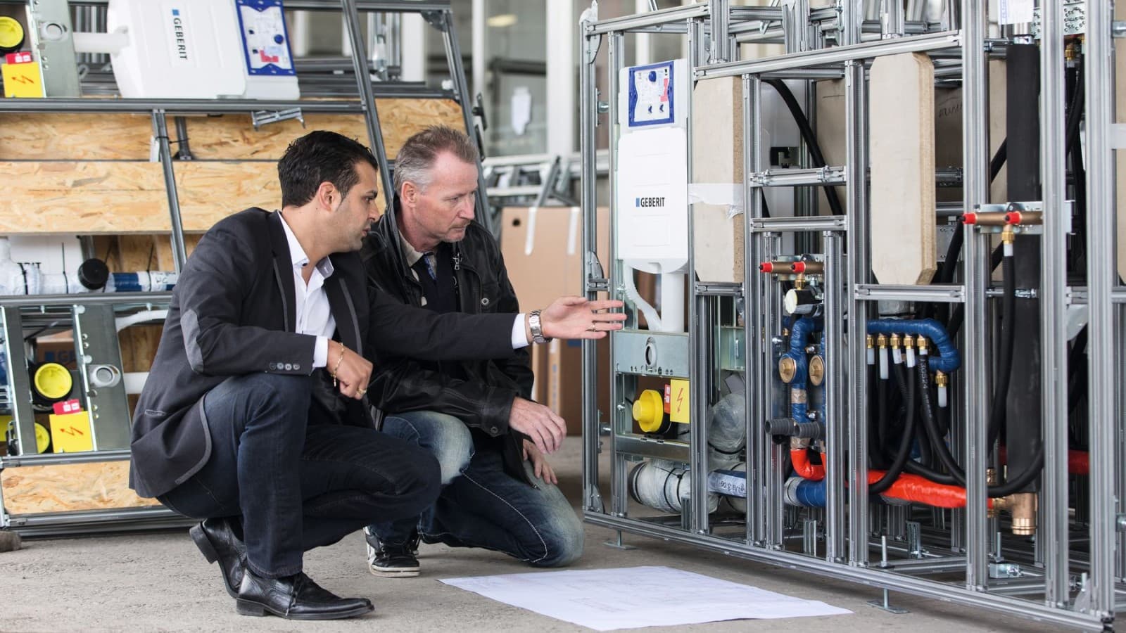 Geberit'i müügiesindaja kontrollib, kas paigaldustööd on õigesti tehtud. Geberit'i müügiesindaja kontrollib, kas paigaldustööd on õigesti tehtud.